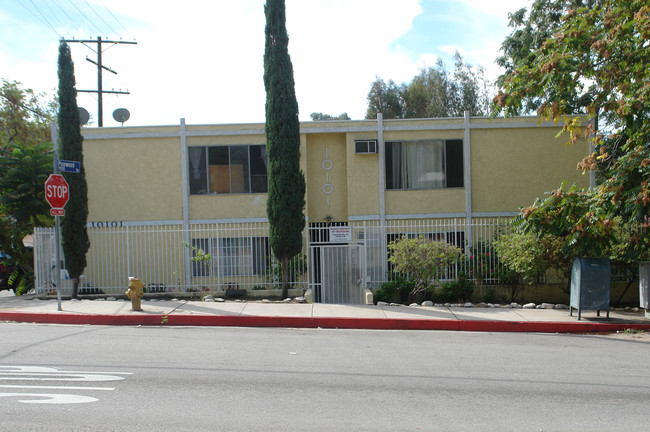 10101 Tujunga Canyon Blvd in Tujunga, CA - Foto de edificio - Building Photo