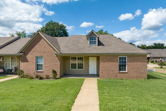 Fountain Square Apartments in Hernando, MS - Foto de edificio - Building Photo