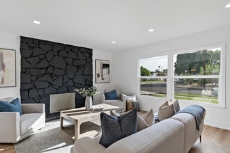 6927 Willis Ave in Van Nuys, CA - Foto de edificio - Building Photo