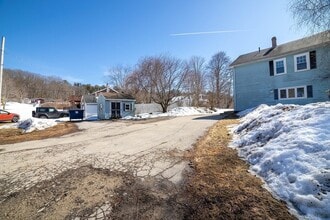 5 Maple Ave, Unit 2 in Oxford, MA - Foto de edificio - Building Photo