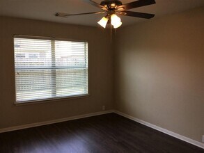 16623 Grenada Falls Dr in Houston, TX - Foto de edificio - Building Photo