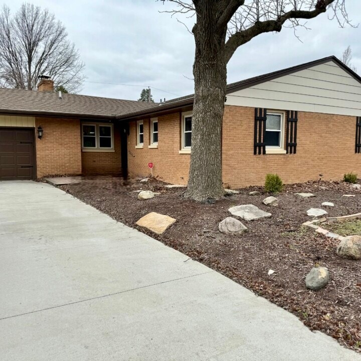 2103 Plymouth Dr in Champaign, IL - Building Photo