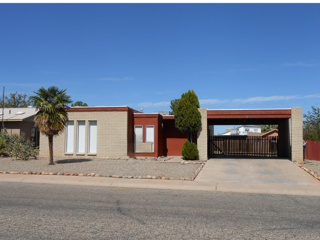 property at 5111 Paseo Las Palmas