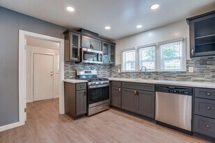 627 W 92nd St in Los Angeles, CA - Building Photo