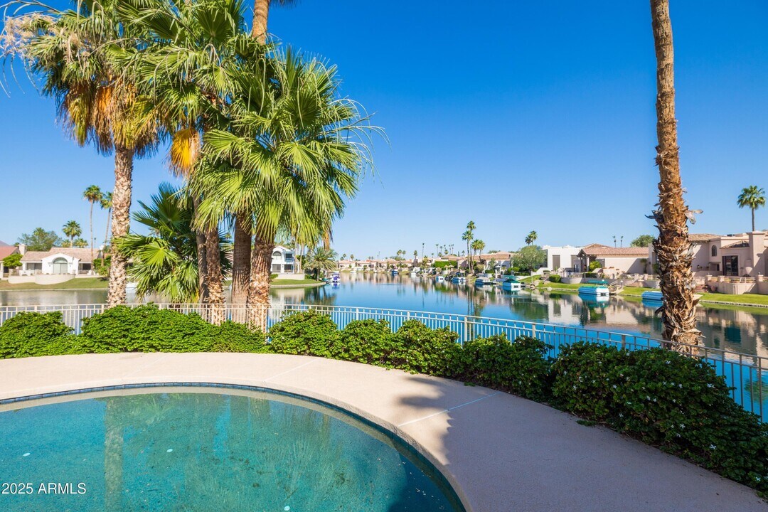 10401 N 100th St in Scottsdale, AZ - Building Photo