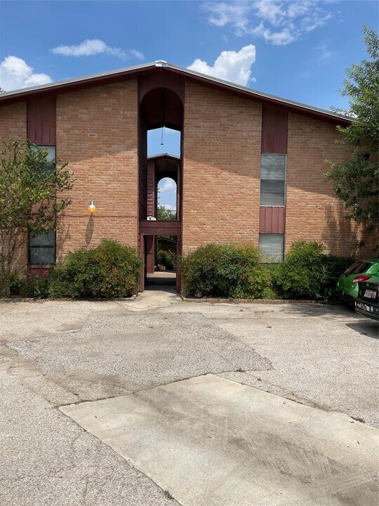 2222 Mission Hill Dr in Austin, TX - Building Photo