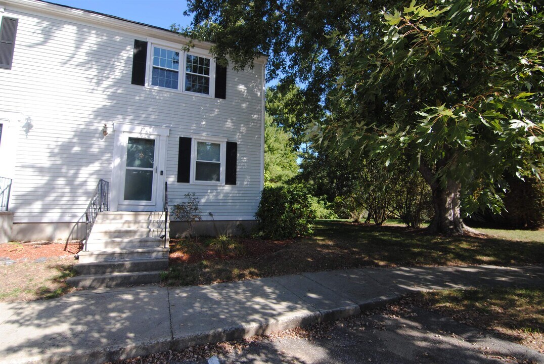 77 Cadogan Way in Nashua, NH - Building Photo