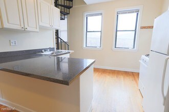 633 W Oakdale Ave-Unit -Unit 4 in Chicago, IL - Building Photo - Building Photo