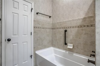 1405 Ridgemoor Ln in Richardson, TX - Foto de edificio - Building Photo