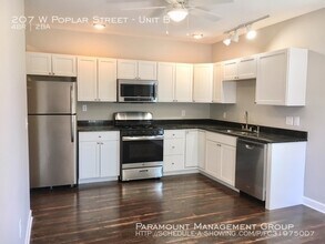 207 W Poplar St-Unit -Unit B in Charleston, SC - Foto de edificio - Building Photo