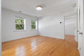 1347 W Eddy St, Unit 205 in Chicago, IL - Foto de edificio - Building Photo