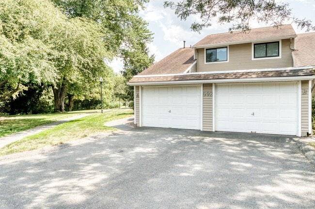 592 Mountain Rd in West Hartford, CT - Building Photo - Building Photo