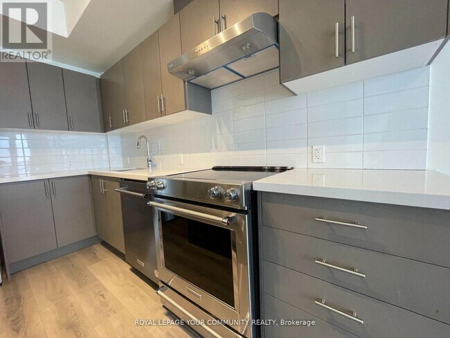 8960 Jane St in Vaughan, ON - Building Photo - Building Photo