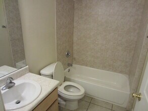 1223 Cleveland St, Unit 2 in Tallahassee, FL - Foto de edificio - Building Photo