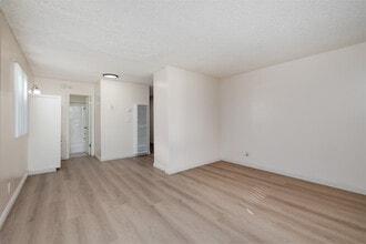 REGAL MANOR in Hawthorne, CA - Building Photo - Interior Photo