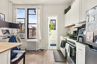 264 Jefferson St in Brooklyn, NY - Building Photo - Interior Photo