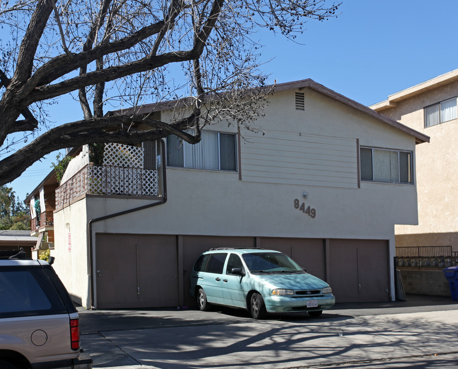 8449 Amigo Ave in Northridge, CA - Foto de edificio