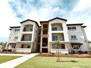 300 Shannon Pkwy in Visalia, CA - Building Photo - Building Photo