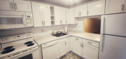 1015 Country Club Dr in Margate, FL - Building Photo - Building Photo