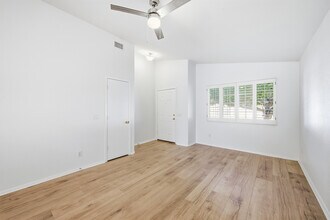 7319 W Eugie Ave in Peoria, AZ - Foto de edificio - Building Photo