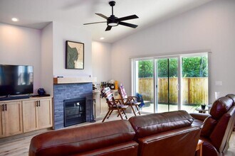 214 Oak Crest Way in Medford, OR - Building Photo - Building Photo