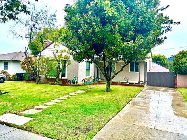 8028 Stewart Ave in Los Angeles, CA - Foto de edificio - Building Photo