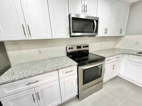 5867 Poplar Hall Dr in Norfolk, VA - Foto de edificio - Building Photo