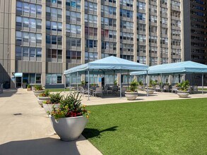 655 W Irving Park Rd, Unit 4702 in Chicago, IL - Building Photo - Building Photo