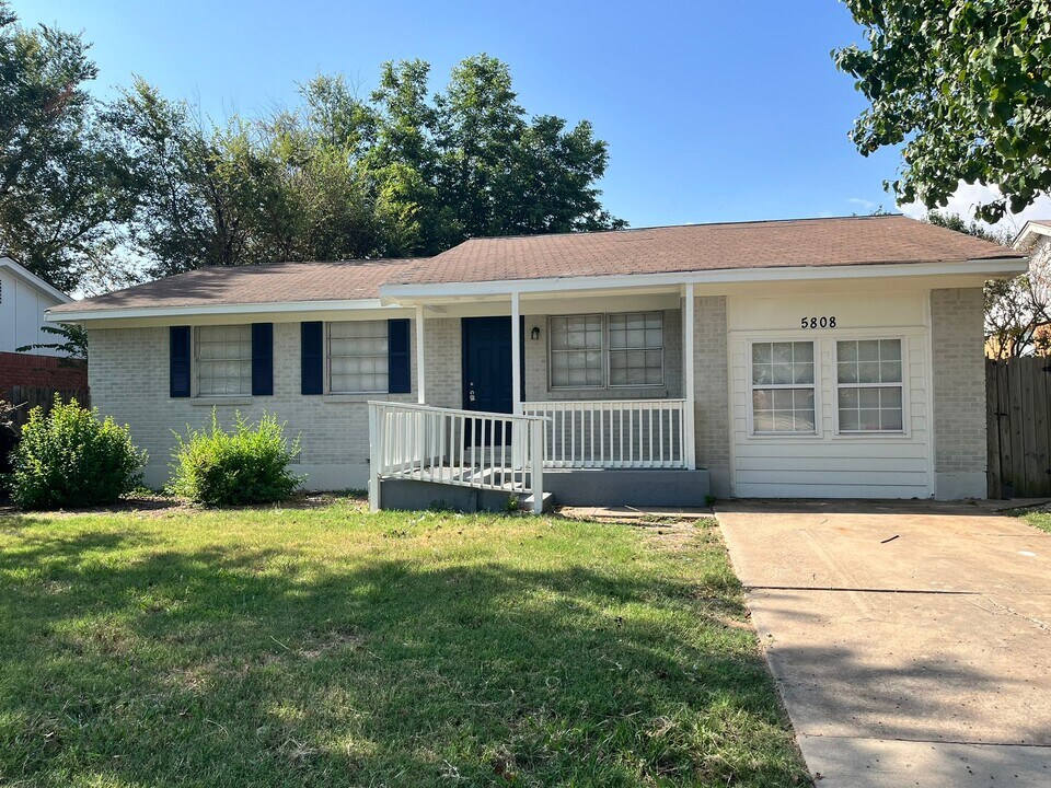 5808 NW Kinyon Ave in Lawton, OK - Building Photo