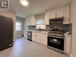 82 Oxford St in Richmond Hill, ON - Building Photo - Building Photo