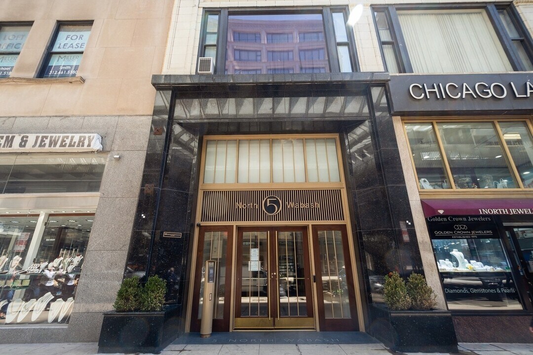 5 N Wabash Ave in Chicago, IL - Building Photo
