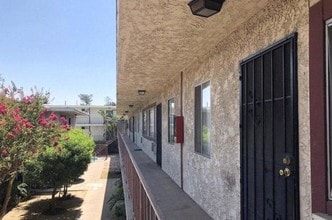 8800 Cedros Ave, Unit 219 in Los Angeles, CA - Building Photo - Building Photo