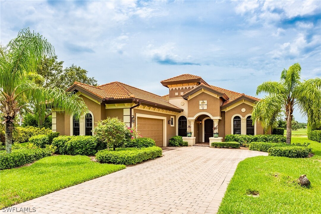 7771 Cottesmore Dr in Naples, FL - Foto de edificio