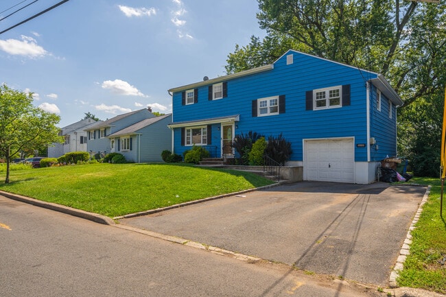 1641 Lenape Rd in Linden, NJ - Building Photo - Building Photo