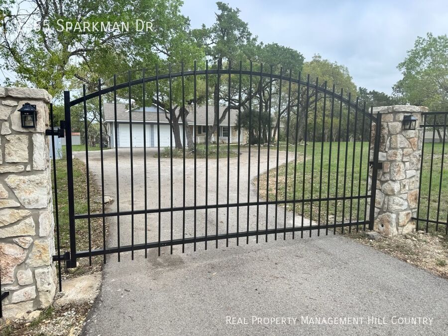 1665 Sparkman Dr in Boerne, TX - Building Photo