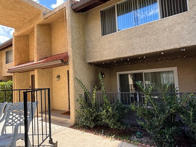 7950 Via Latina in Burbank, CA - Foto de edificio - Building Photo