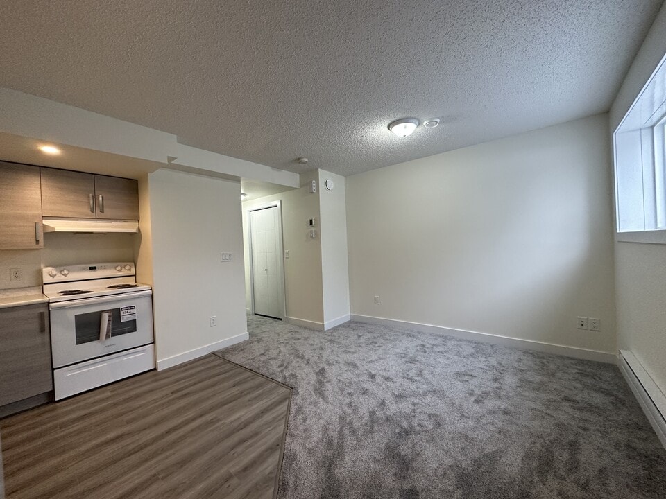 11903-11993 93 St NW in Edmonton, AB - Building Photo
