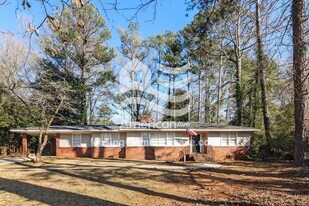 717 Ridgecrest Rd in Lagrange, GA - Building Photo