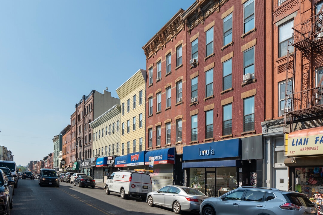 751 Manhattan Ave in Brooklyn, NY - Foto de edificio