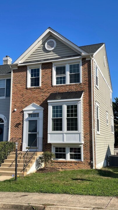 311 Knollwood Ct in Stafford, VA - Building Photo