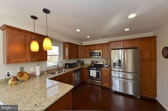 207B Locust St SE, Unit 207B in Vienna, VA - Foto de edificio - Building Photo
