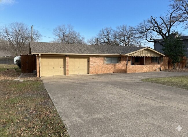 7013 Meadowbrook Dr in Fort Worth, TX - Building Photo - Building Photo