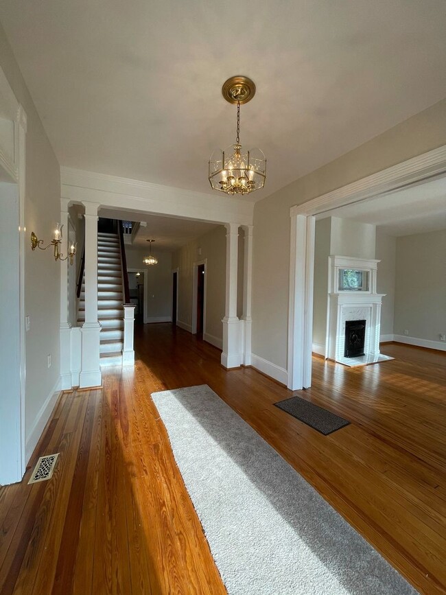 409 N Mecklenburg Ave in South Hill, VA - Building Photo - Building Photo