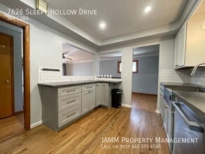 7626 Sleepy Hollow Dr in Parma, OH - Building Photo - Building Photo