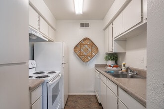 Royal Wildewood Manor Apartments in Clute, TX - Foto de edificio - Interior Photo