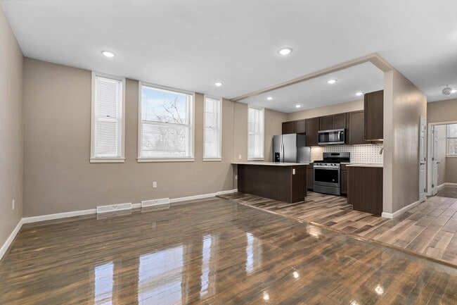 2118 E Genesee St, Unit #202