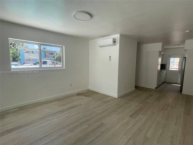 2120 Biarritz Dr, Unit 1 in Miami Beach, FL - Building Photo - Building Photo