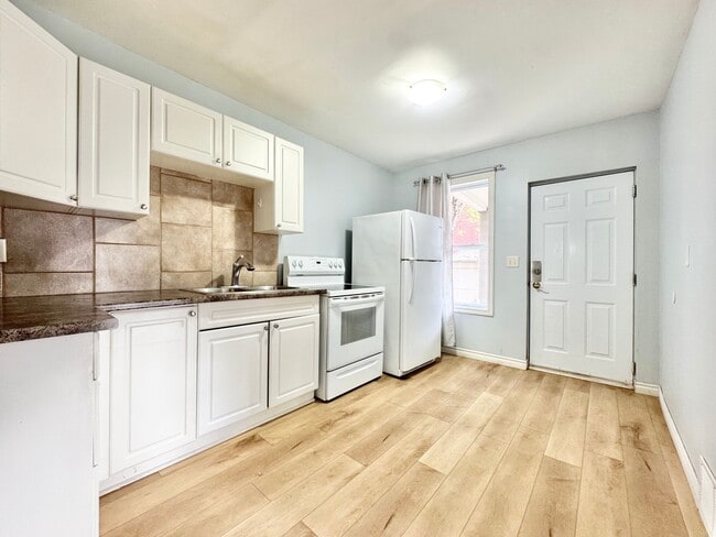 18 Barnesdale Ave N in Hamilton, ON - Building Photo - Building Photo