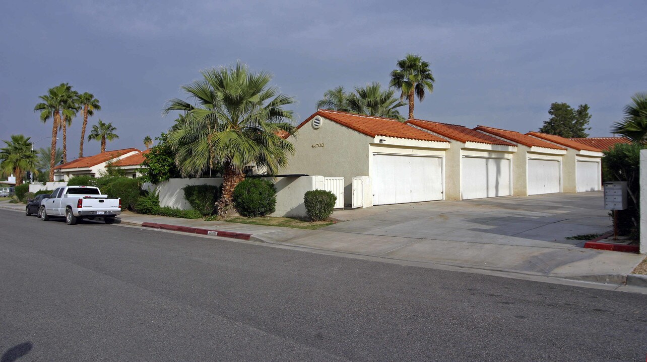 44700 San Jacinto Ave in Palm Desert, CA - Foto de edificio