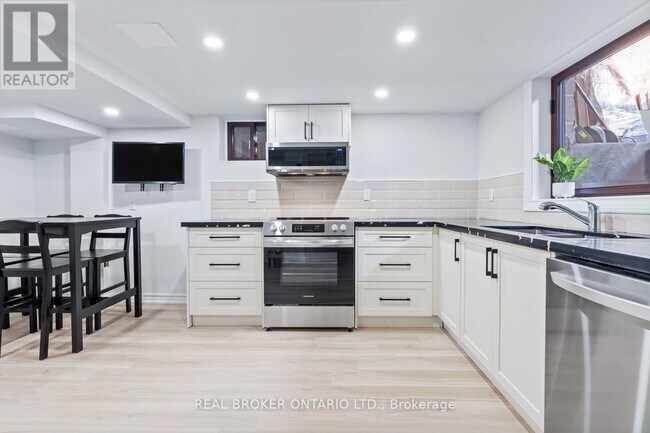 343 Prince Edward Dr N in Toronto, ON - Building Photo - Building Photo